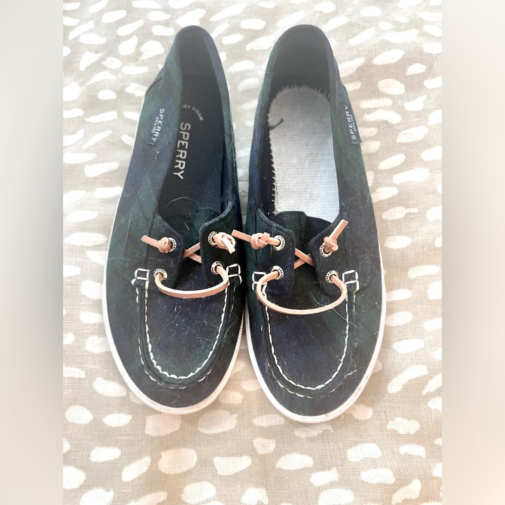 Slip on sperry shoes… the right shoe is missing insert. These are a tartan plaid